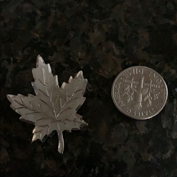 Maple leaf pendant/brooch - Picture 5 of 5